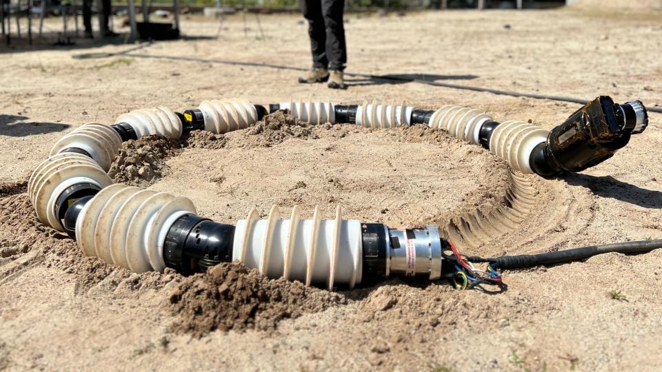 Tento hadí robot, který dokáže hrabat jako žížala, dokáže zakopat elektrické vedení rekordní rychlostí a za mnohem nižší cenu.