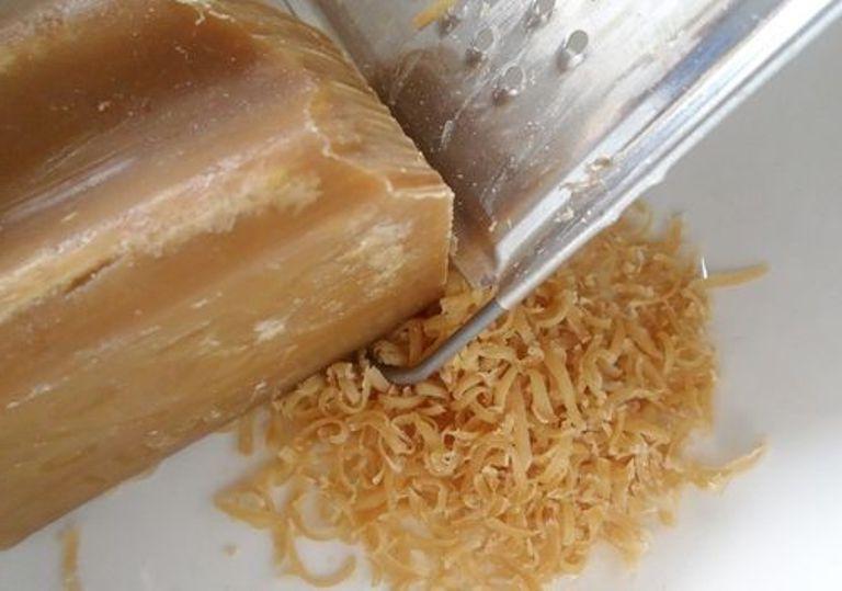 Mšice a roztoči nemají šanci. Vyrábím si vlastní sprej za pár korun, pouze ze 2 ingrediencí v poměru 1:1.