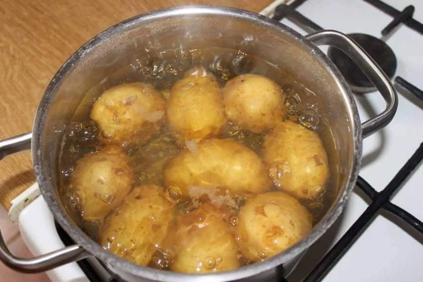Určitě použijte bramborovou vodu na zalévání květin – pomáhá to rostlinám.
